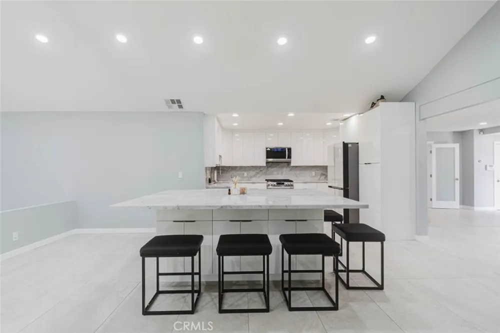 7725 Loma Verde Avenue Canoga Park, CA 91304
