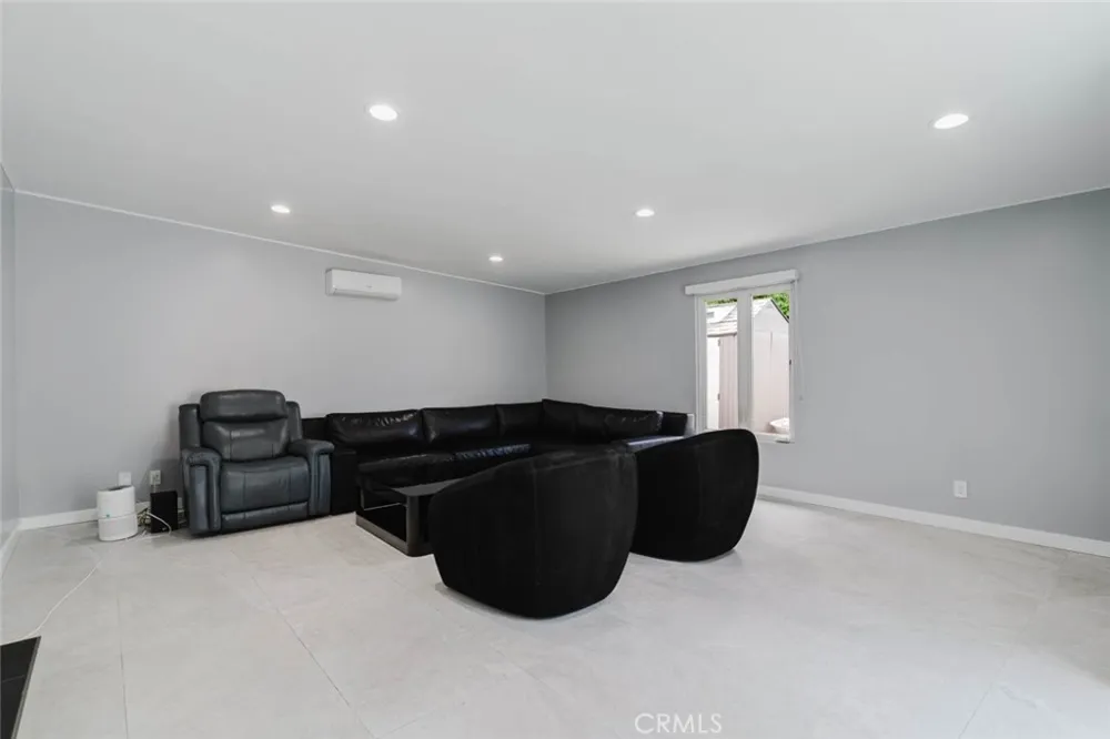7725 Loma Verde Avenue Canoga Park, CA 91304