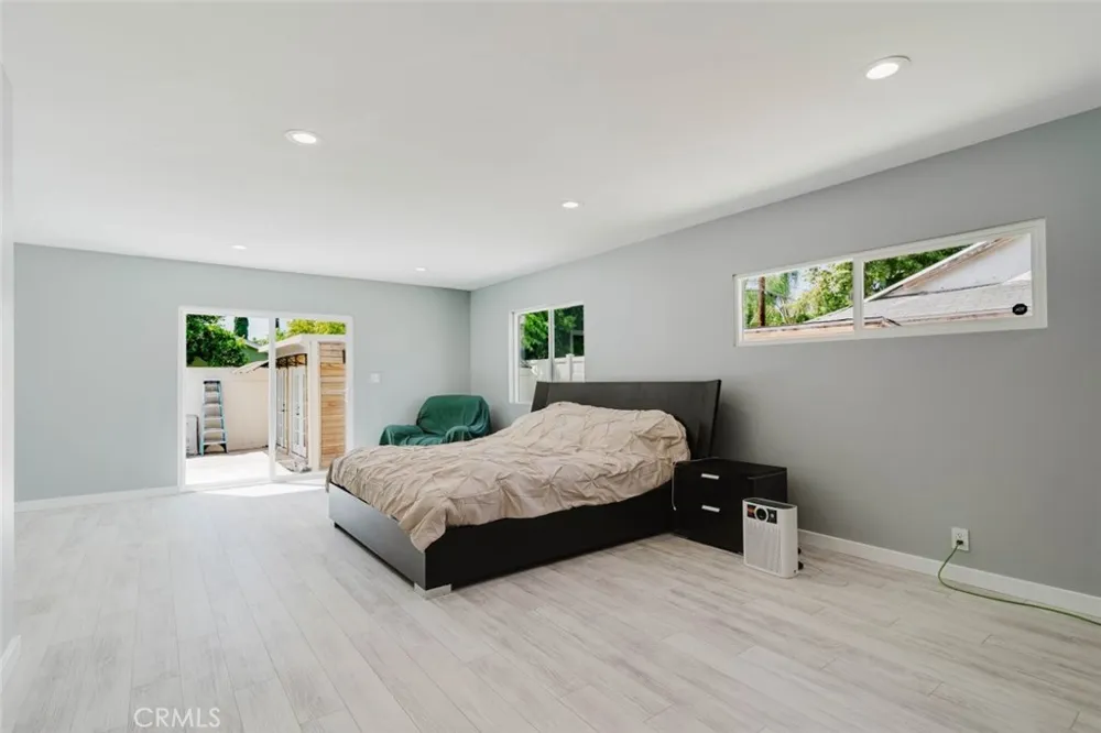 7725 Loma Verde Avenue Canoga Park, CA 91304