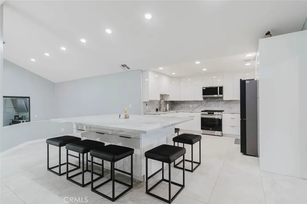 7725 Loma Verde Avenue Canoga Park, CA 91304