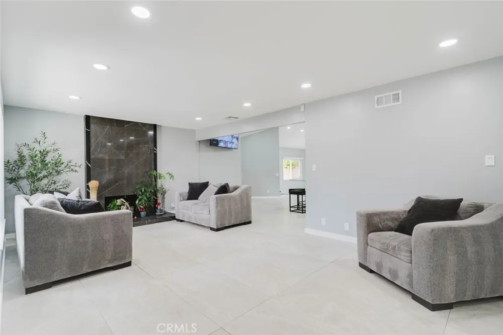 7725 Loma Verde Avenue Canoga Park, CA 91304