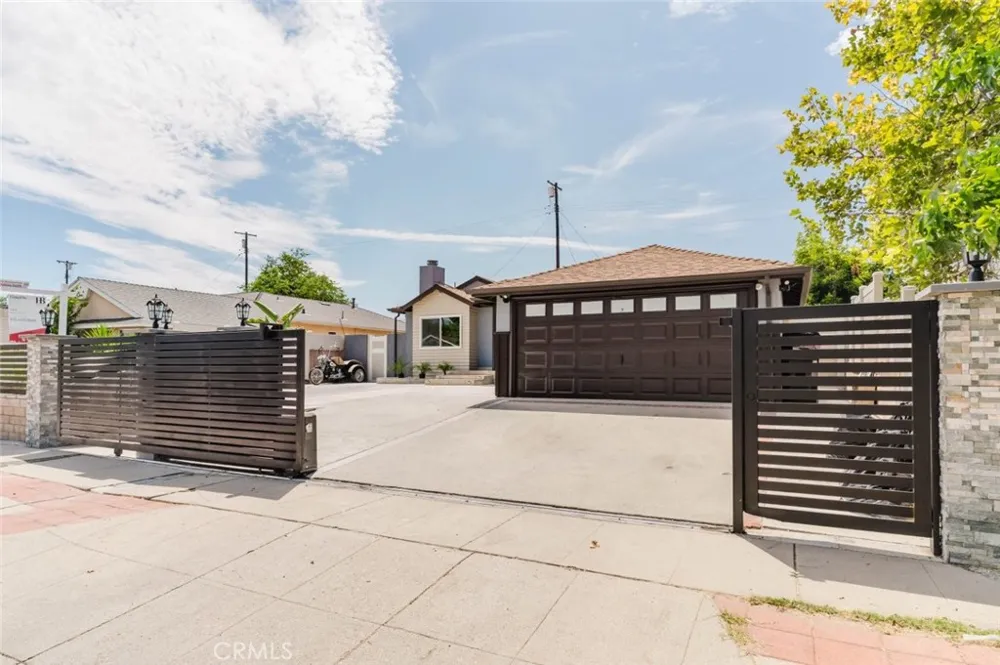 7725 Loma Verde Avenue Canoga Park, CA 91304