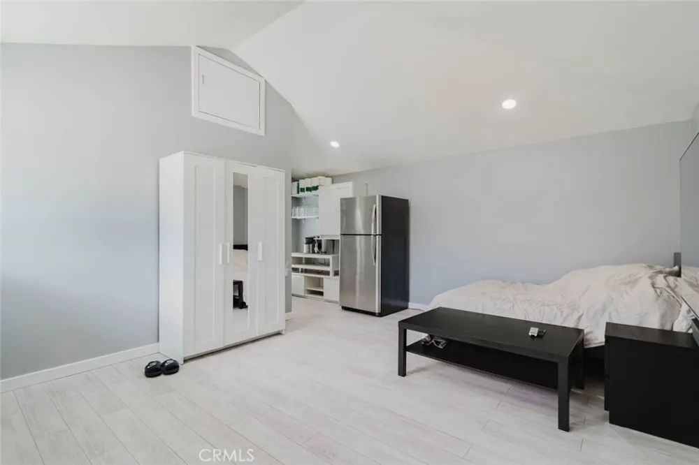 7725 Loma Verde Avenue Canoga Park, CA 91304