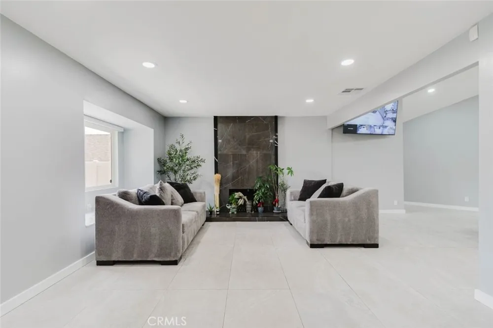 7725 Loma Verde Avenue Canoga Park, CA 91304
