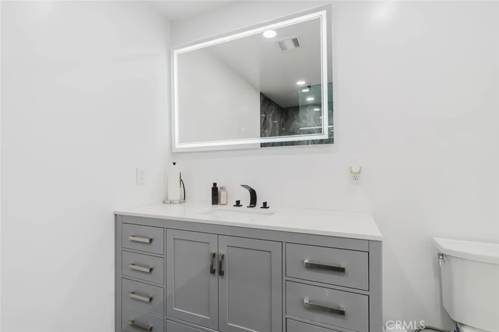 7725 Loma Verde Avenue Canoga Park, CA 91304