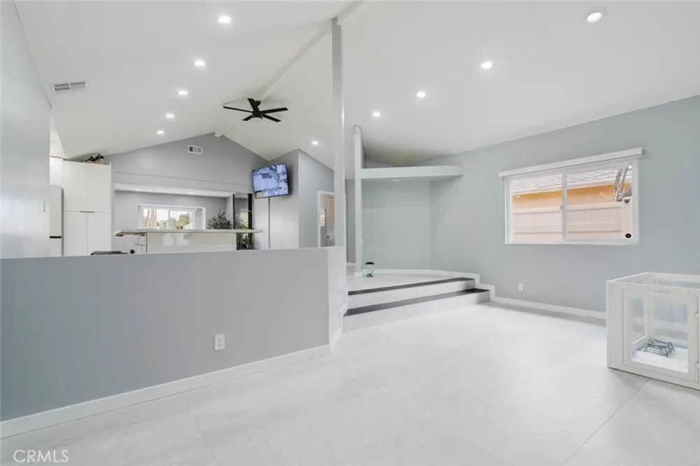 7725 Loma Verde Avenue Canoga Park, CA 91304