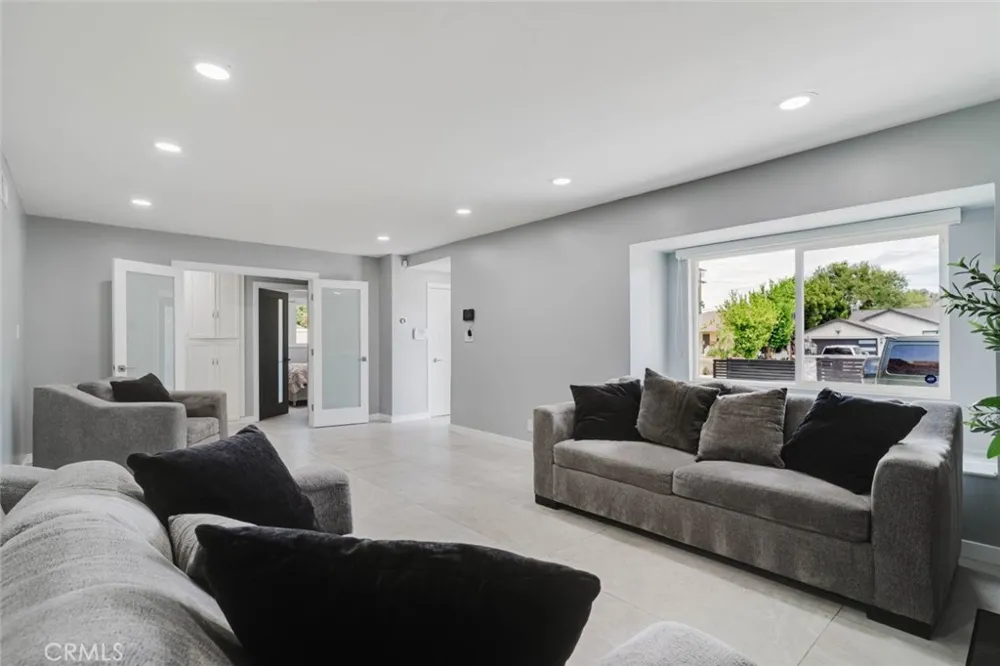 7725 Loma Verde Avenue Canoga Park, CA 91304