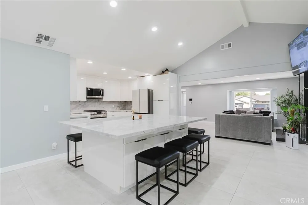 7725 Loma Verde Avenue Canoga Park, CA 91304