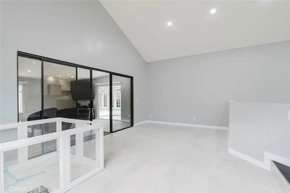 7725 Loma Verde Avenue Canoga Park, CA 91304