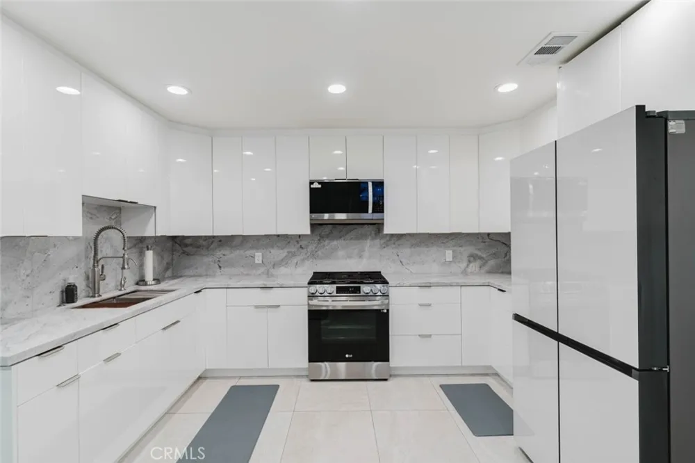 7725 Loma Verde Avenue Canoga Park, CA 91304