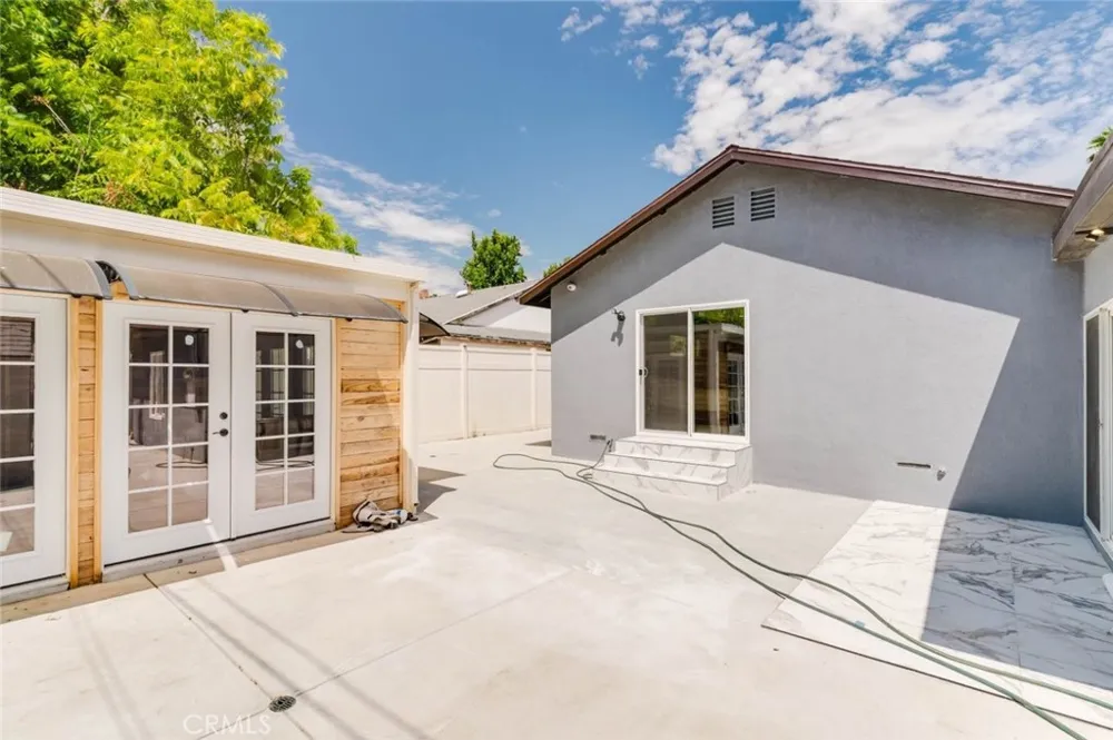 7725 Loma Verde Avenue Canoga Park, CA 91304