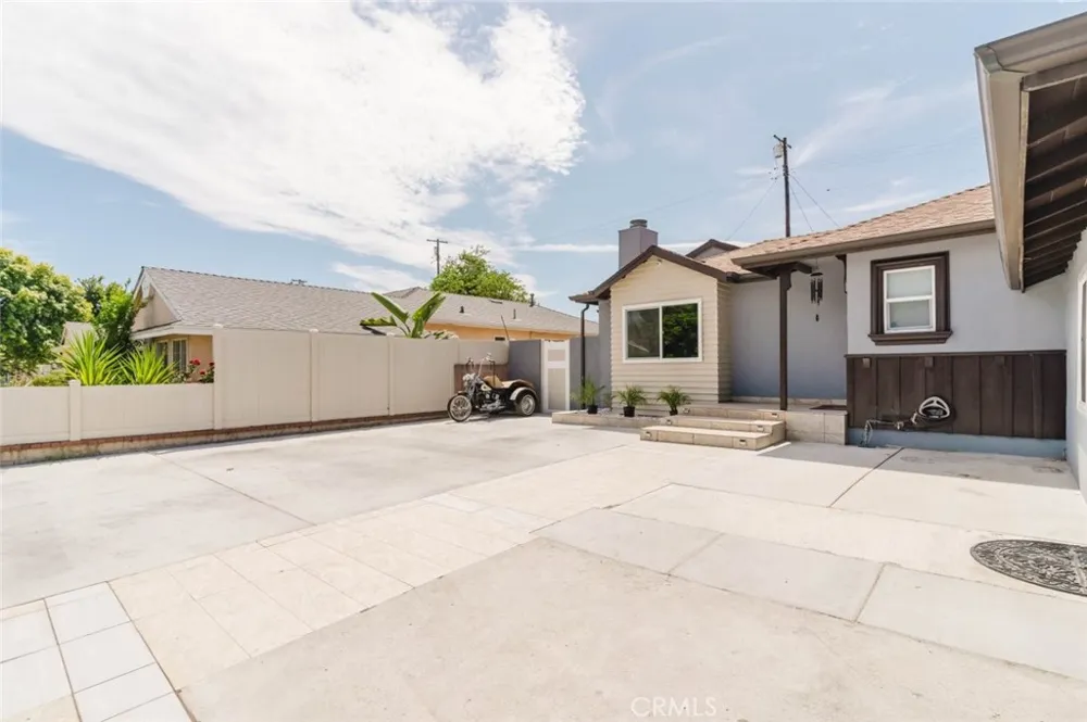 7725 Loma Verde Avenue Canoga Park, CA 91304