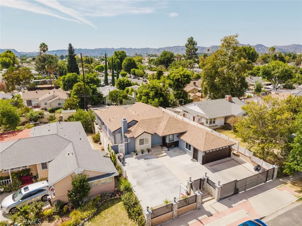 7725 Loma Verde Avenue Canoga Park, CA 91304