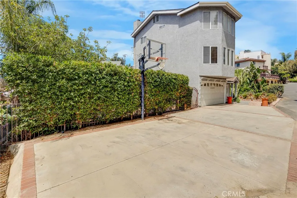 21492 Arapahoe Trail Chatsworth, CA 91311