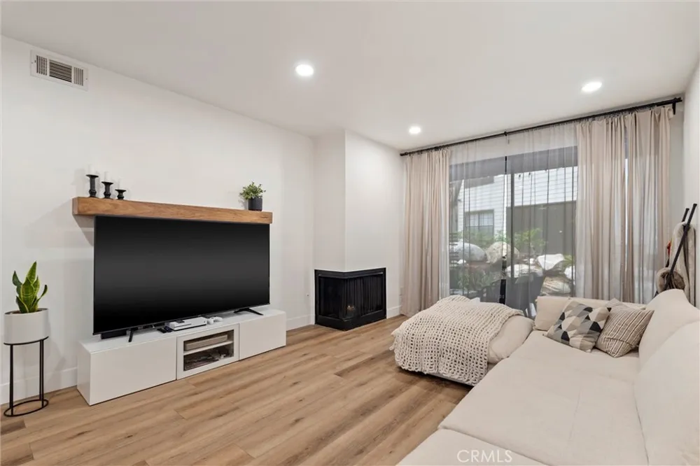 2504 W Macarthur Boulevard #I Santa Ana, CA 92704