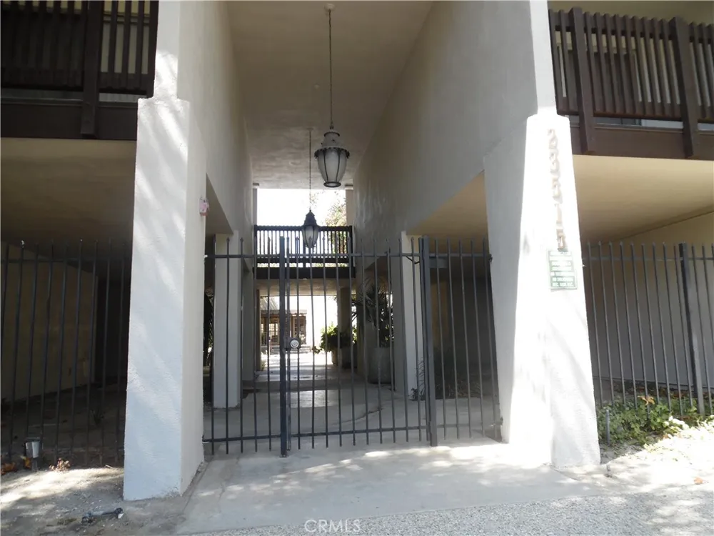 23515 Lyons Valencia, CA 91355