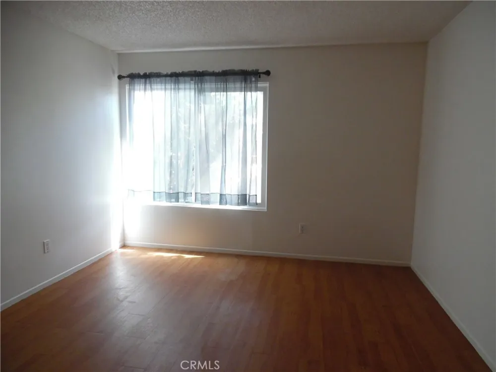 23515 Lyons Valencia, CA 91355