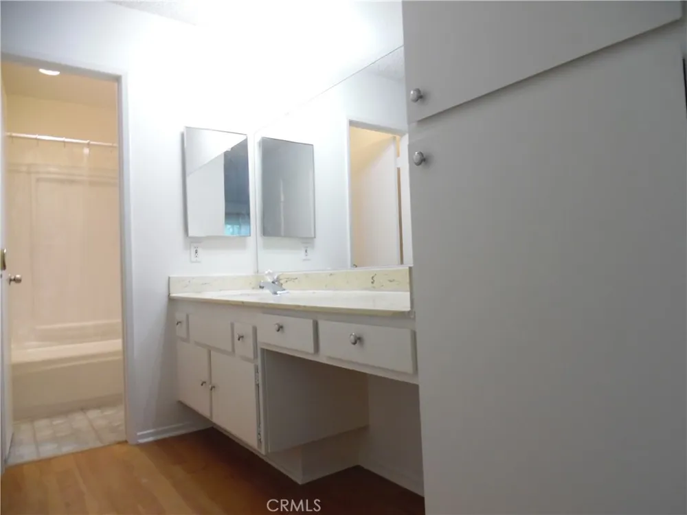 23515 Lyons Valencia, CA 91355