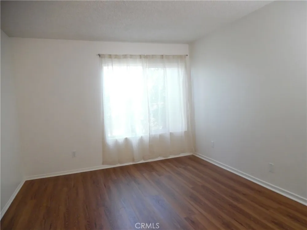 23515 Lyons Valencia, CA 91355