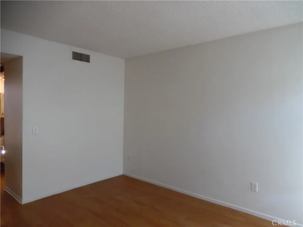 23515 Lyons Valencia, CA 91355