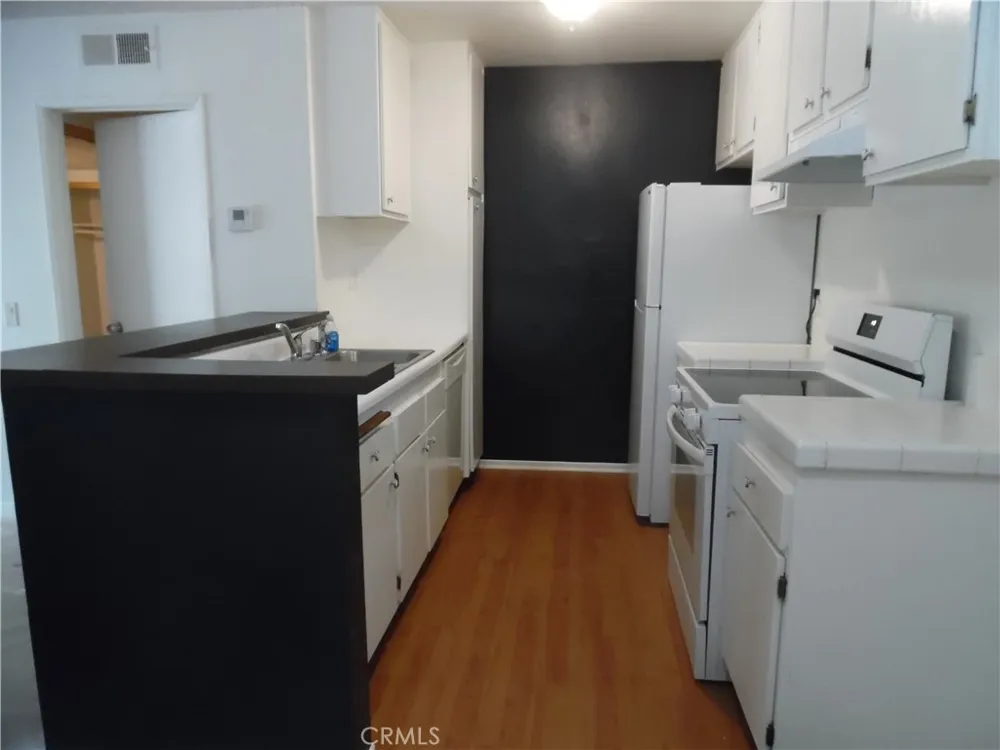 23515 Lyons Valencia, CA 91355