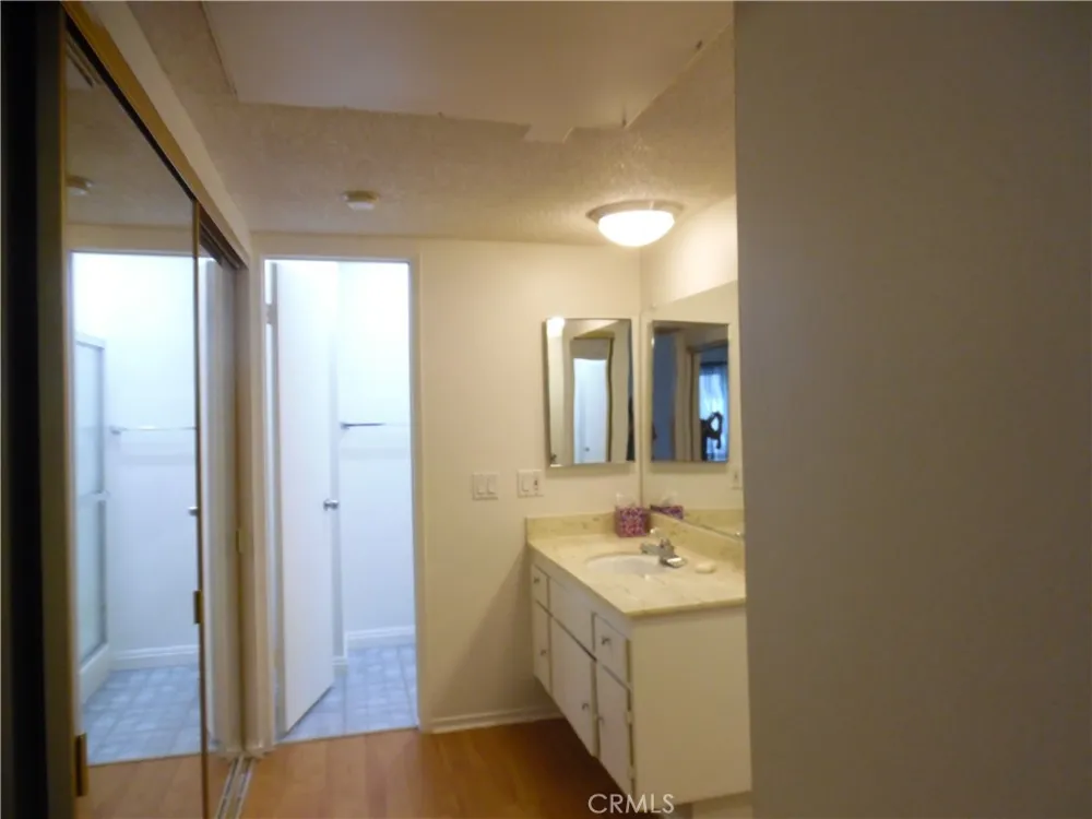 23515 Lyons Valencia, CA 91355
