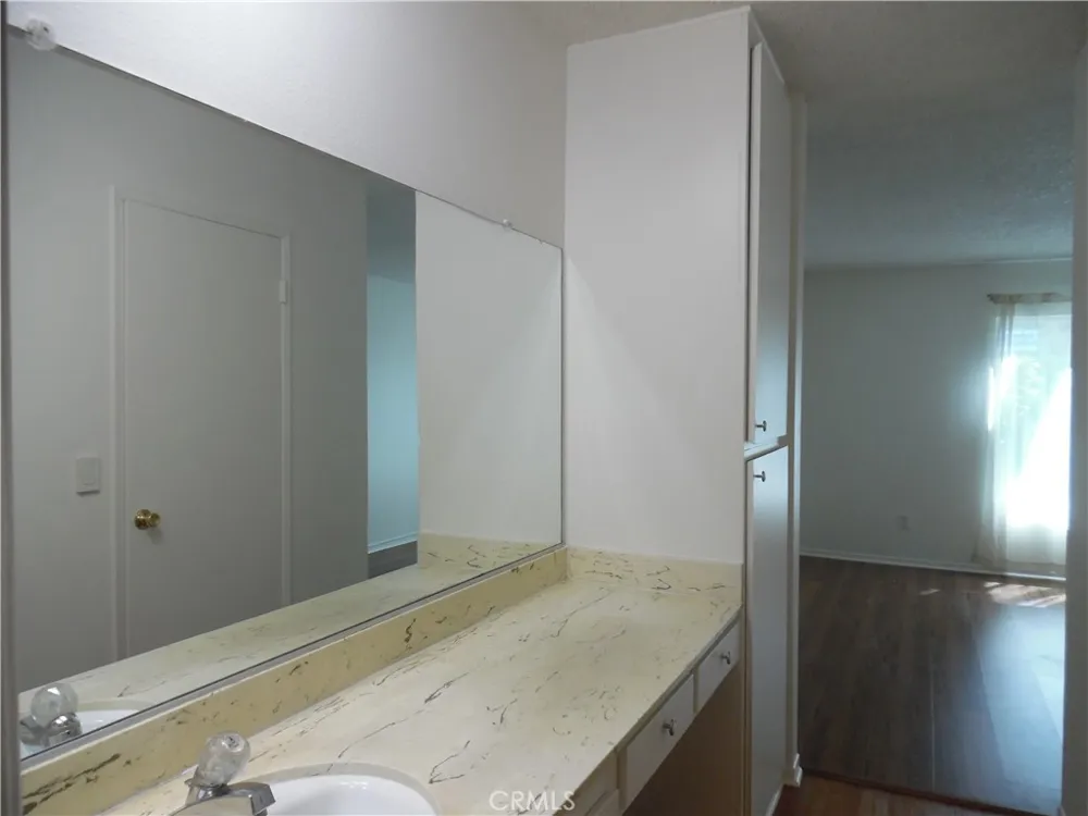 23515 Lyons Valencia, CA 91355