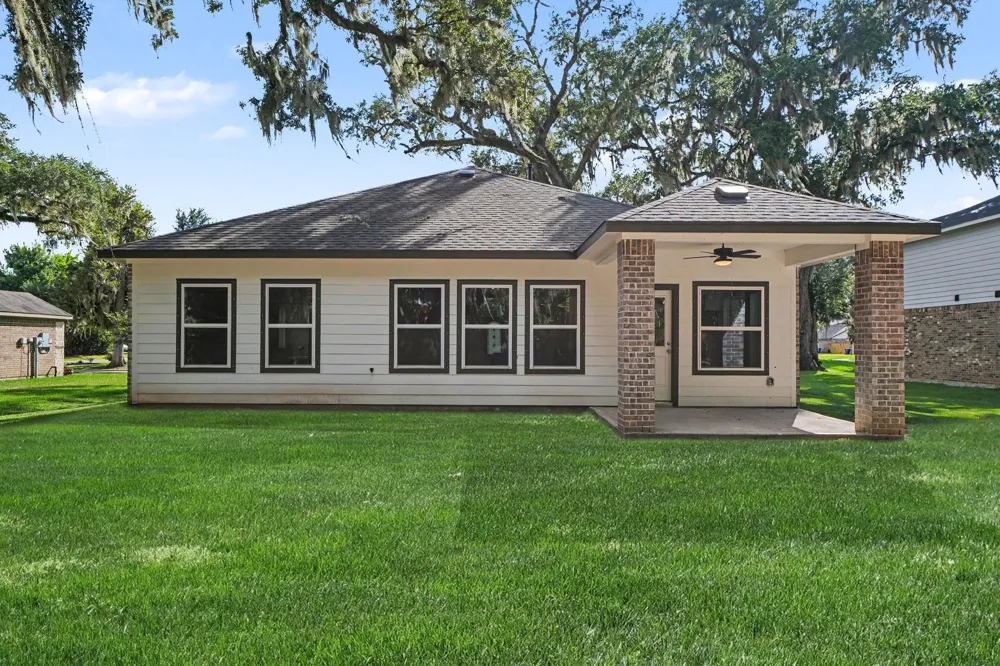 2231 Lakewood Drive West Columbia, TX 77486