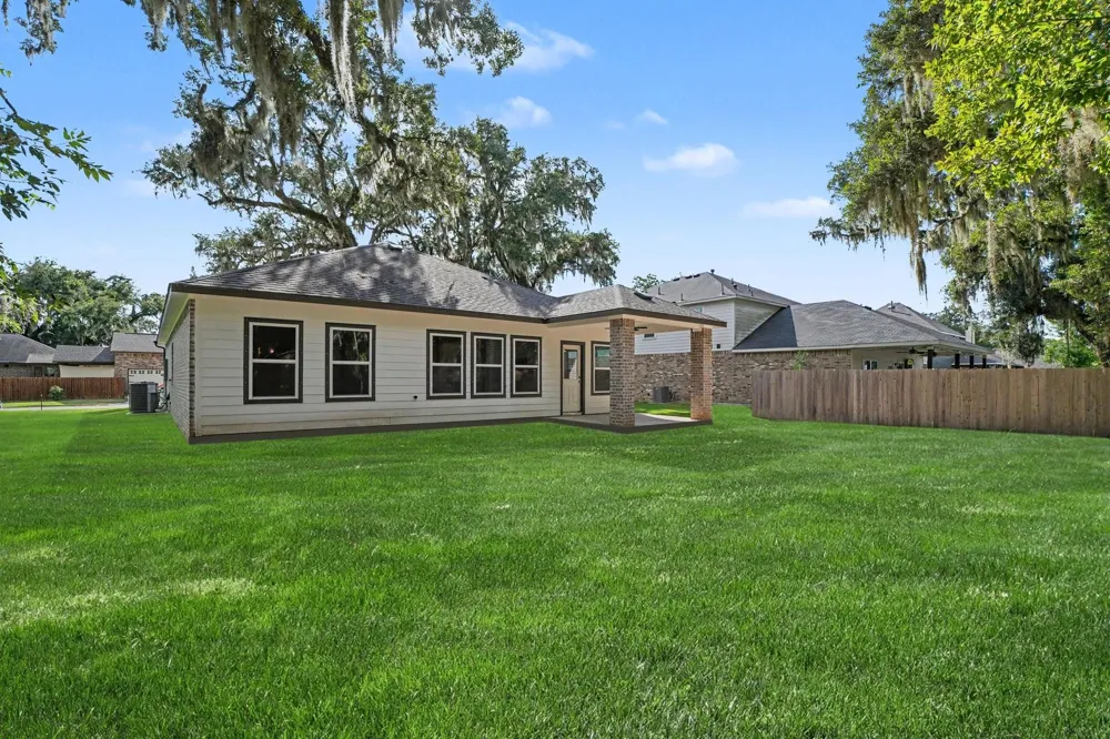 2231 Lakewood Drive West Columbia, TX 77486