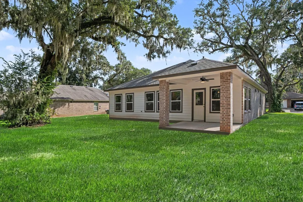 2231 Lakewood Drive West Columbia, TX 77486