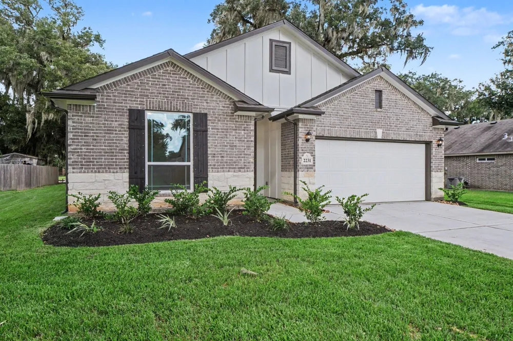 2231 Lakewood Drive West Columbia, TX 77486