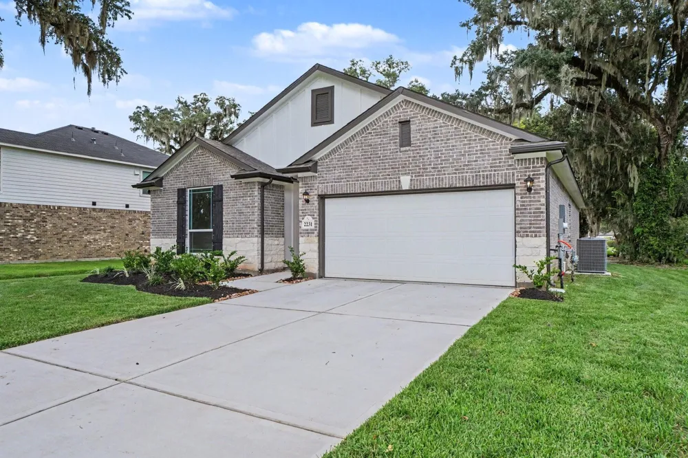 2231 Lakewood Drive West Columbia, TX 77486