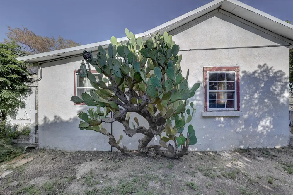 207 S 5th Street E Marathon, TX 79842