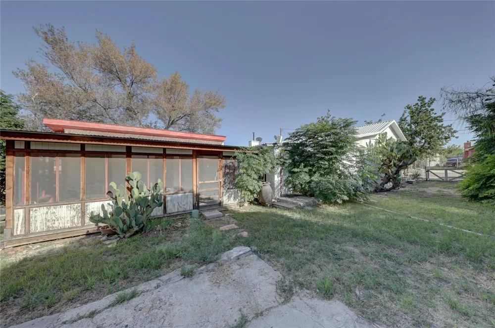 207 S 5th Street E Marathon, TX 79842