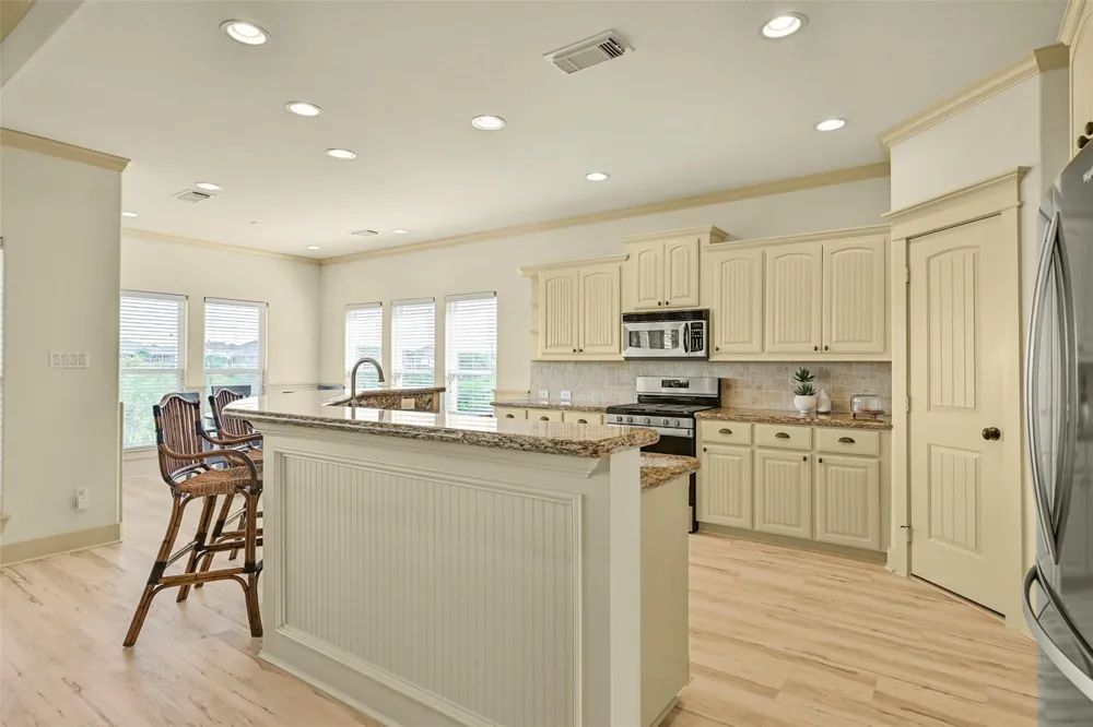 13610 Windlass Circle Galveston, TX 77554