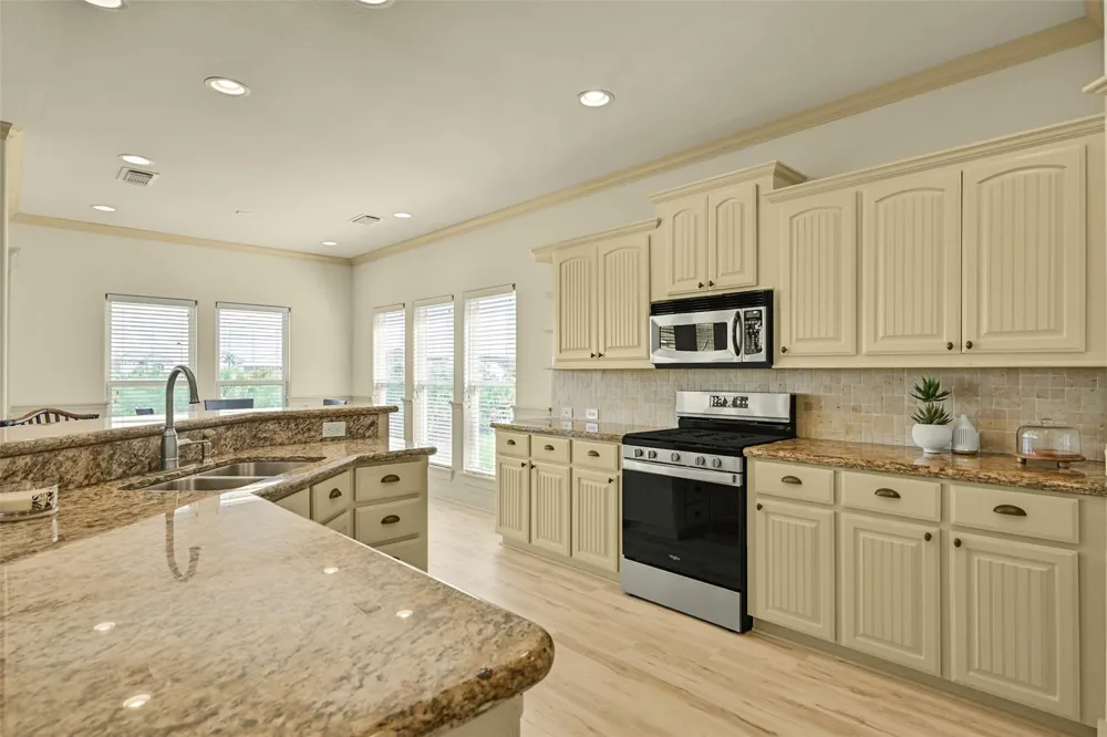 13610 Windlass Circle Galveston, TX 77554
