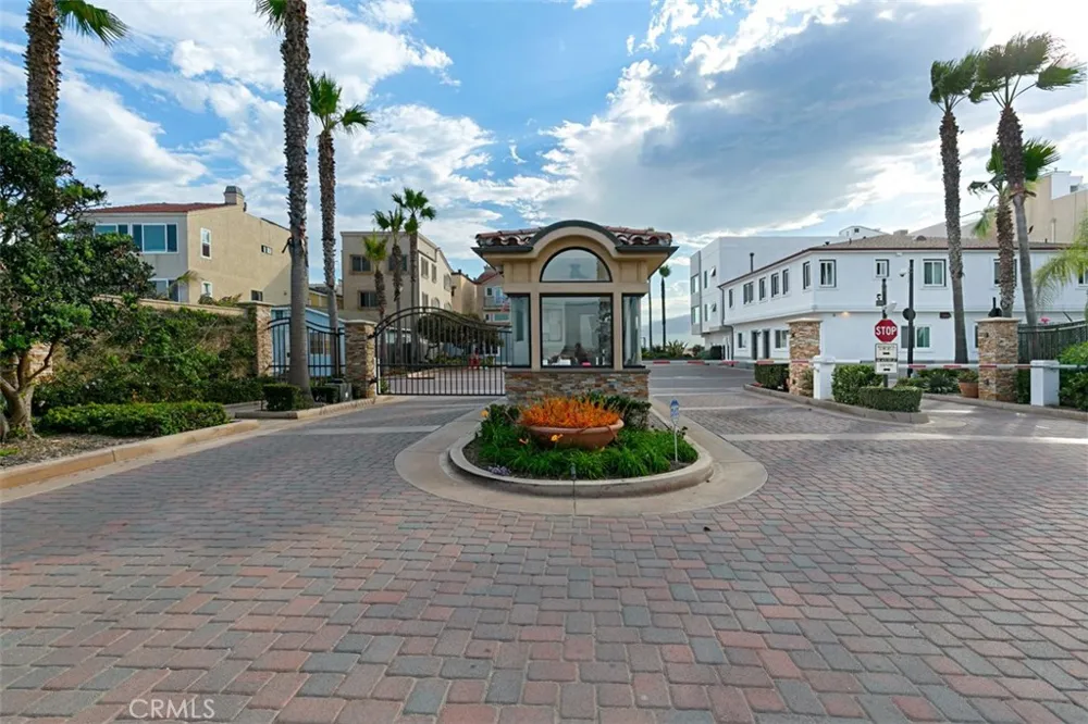 25 Surfside Surfside, CA 90743