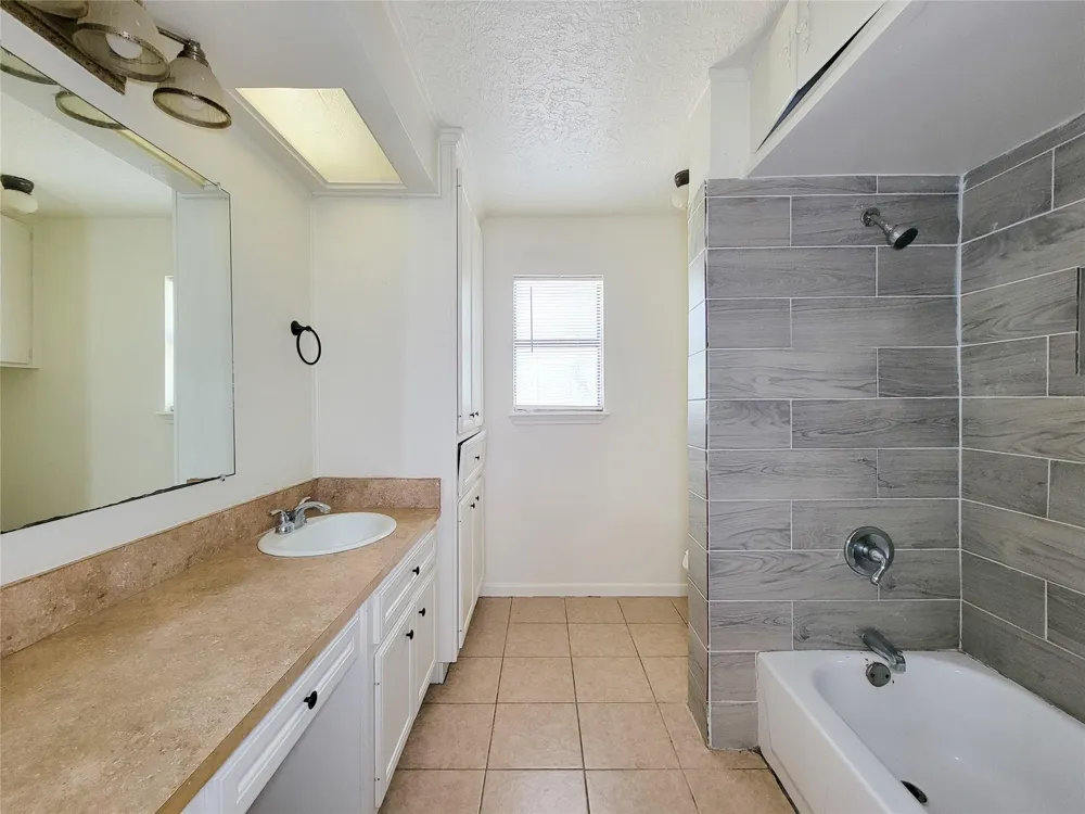 213 Miriam Baytown, TX 77520