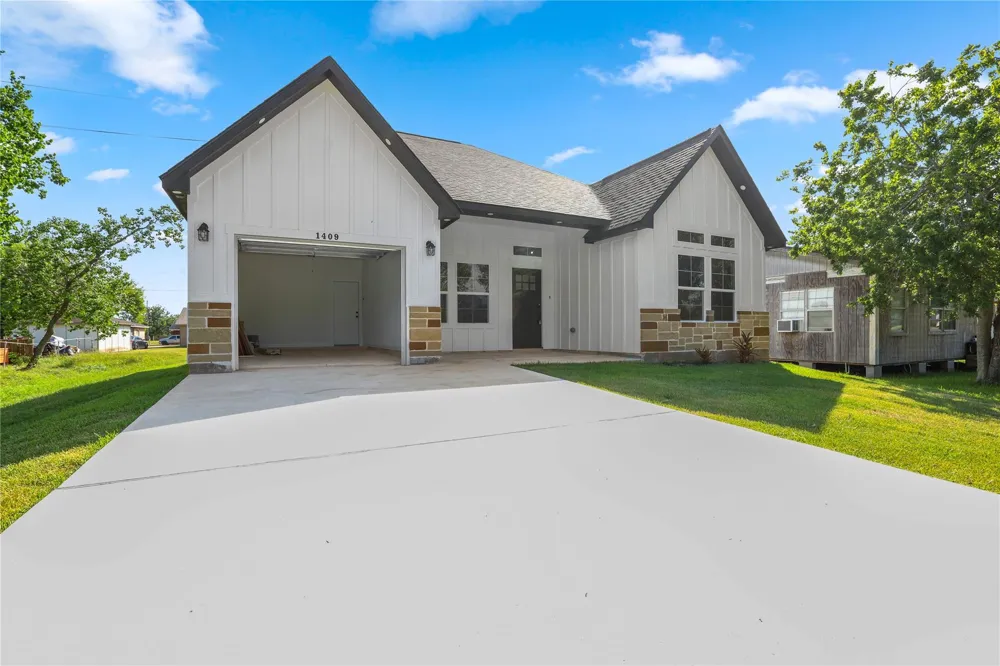 1409 N Avenue S Freeport, TX 77541
