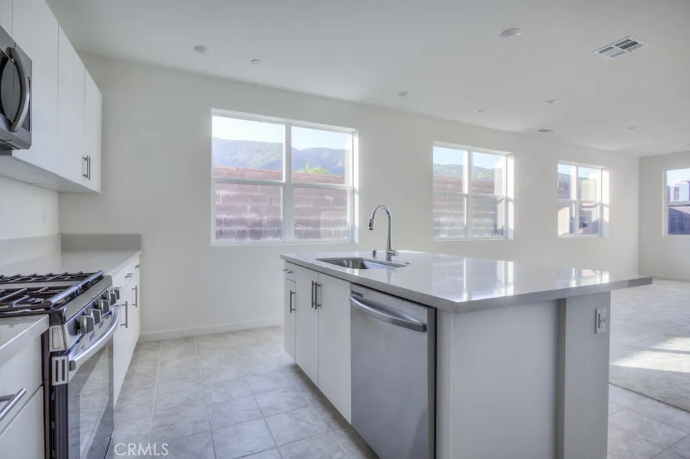 15812 Caterpillar Dr Fontana, CA 92336