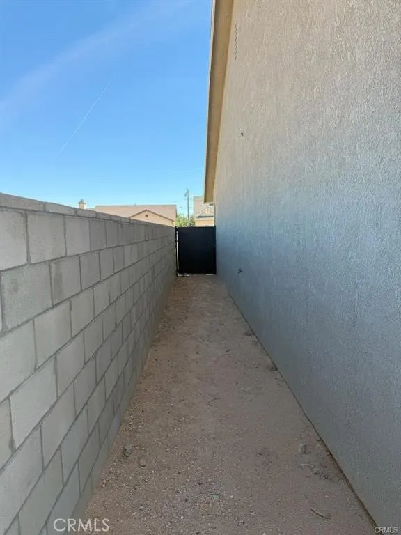 9425 Evelyn Avenue California City, CA 93505