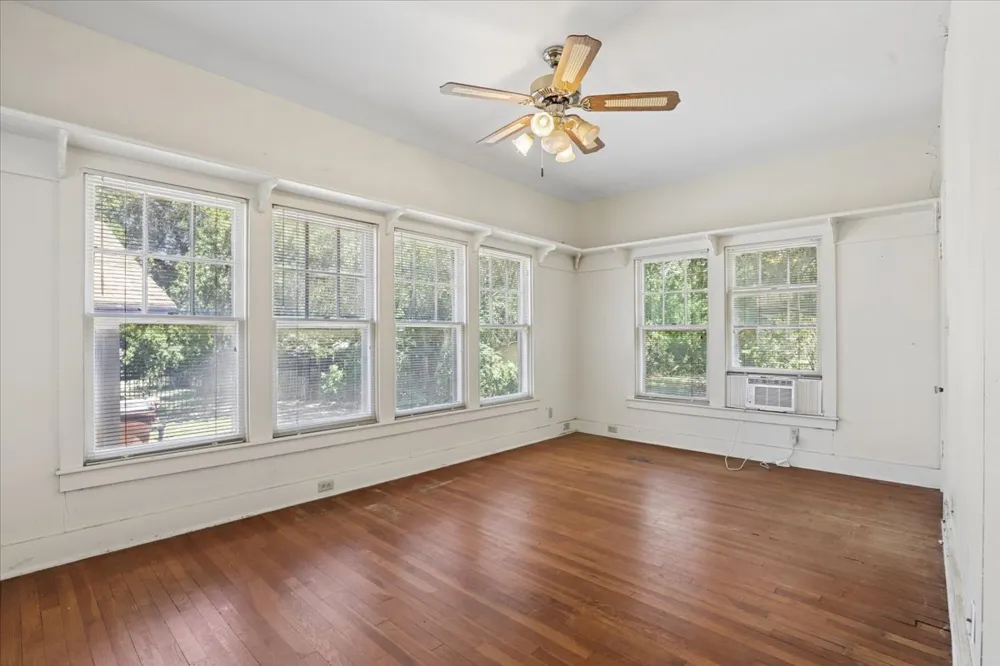514 S Main Street Lockhart, TX 78644