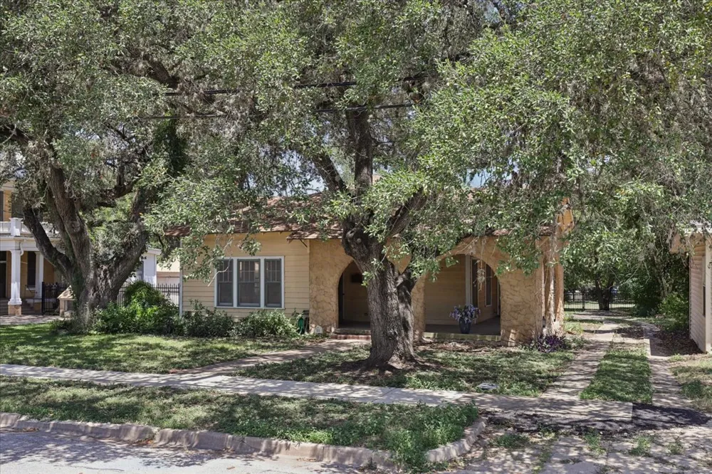 514 S Main Street Lockhart, TX 78644