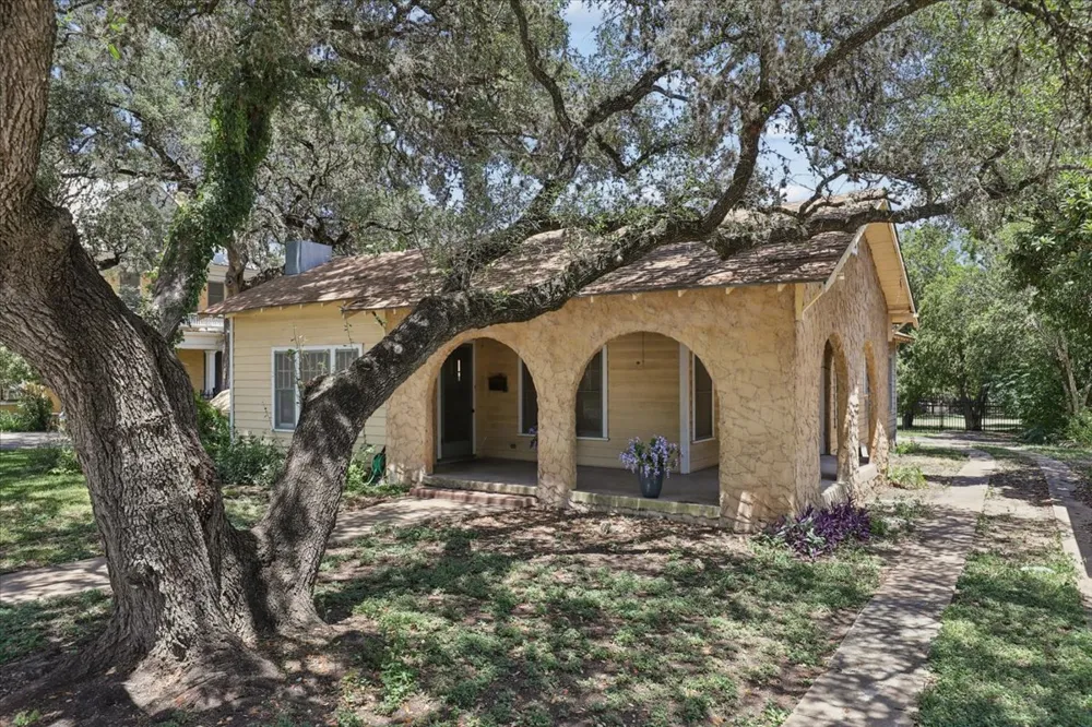 514 S Main Street Lockhart, TX 78644