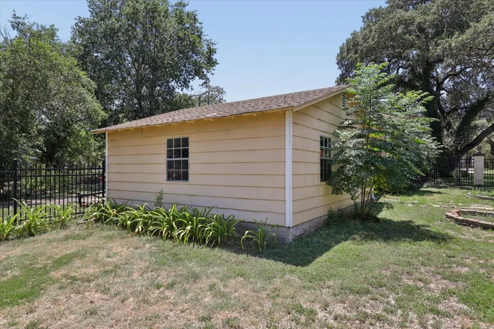 514 S Main Street Lockhart, TX 78644
