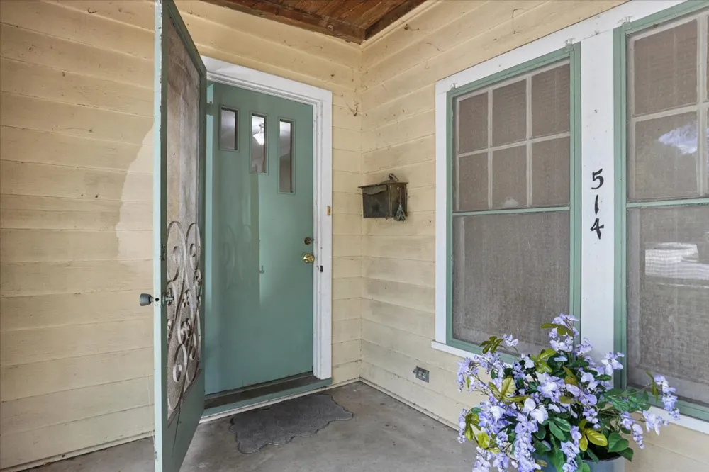 514 S Main Street Lockhart, TX 78644