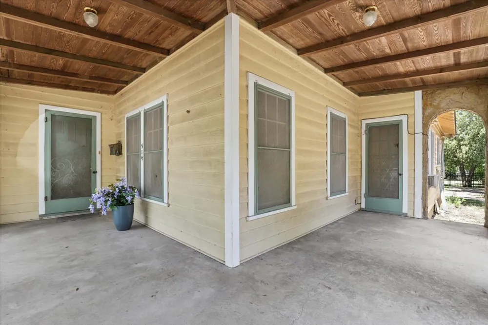 514 S Main Street Lockhart, TX 78644