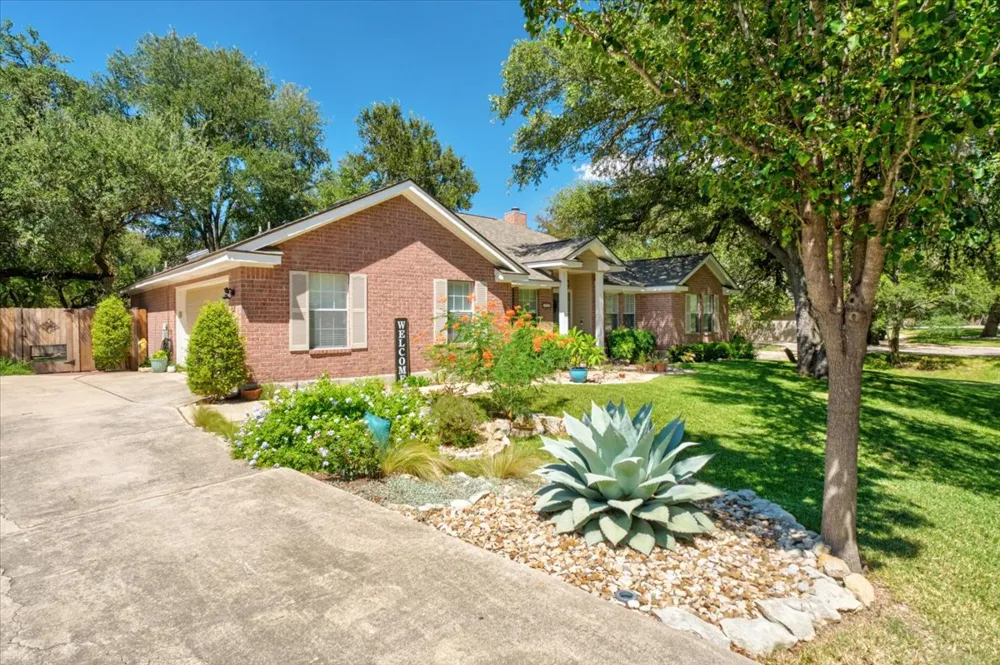 202 Treetop Way Buda, TX 78610
