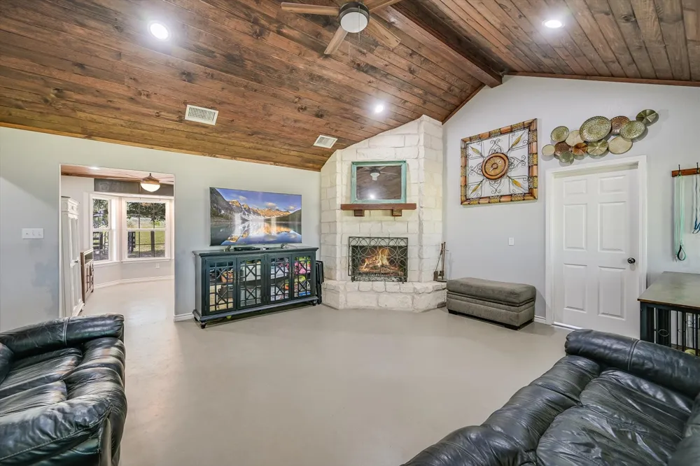 1170 Private Road 3241 Lincoln, TX 78948