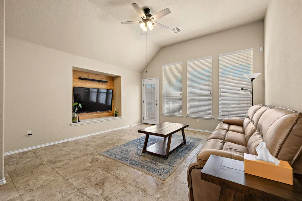 644 Peregrine Way Leander, TX 78641